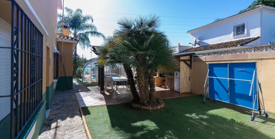 Продажа  отдельно стоящей виллы в Las Chapas 12