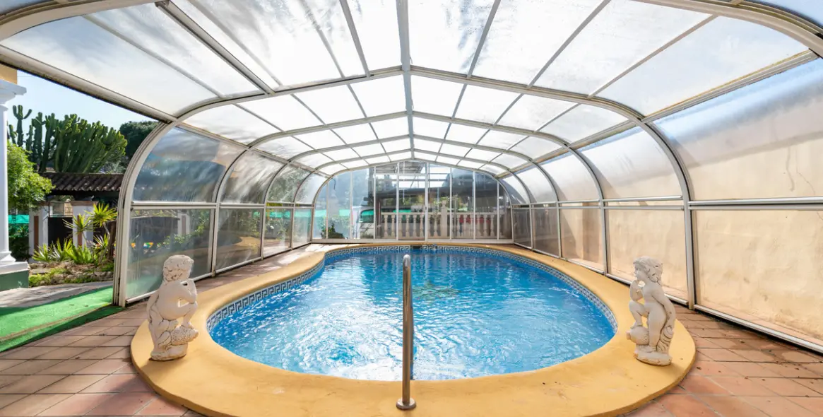 Продажа  отдельно стоящей виллы в Las Chapas 15