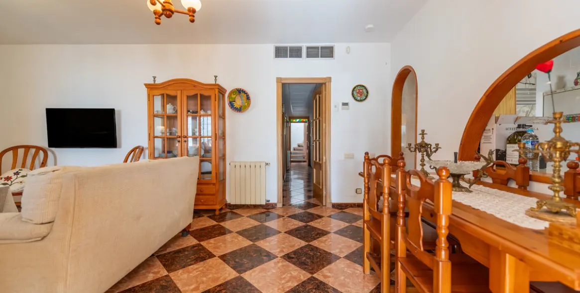 Продажа  отдельно стоящей виллы в Las Chapas 17