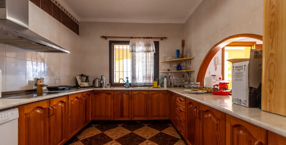 Продажа  отдельно стоящей виллы в Las Chapas 19