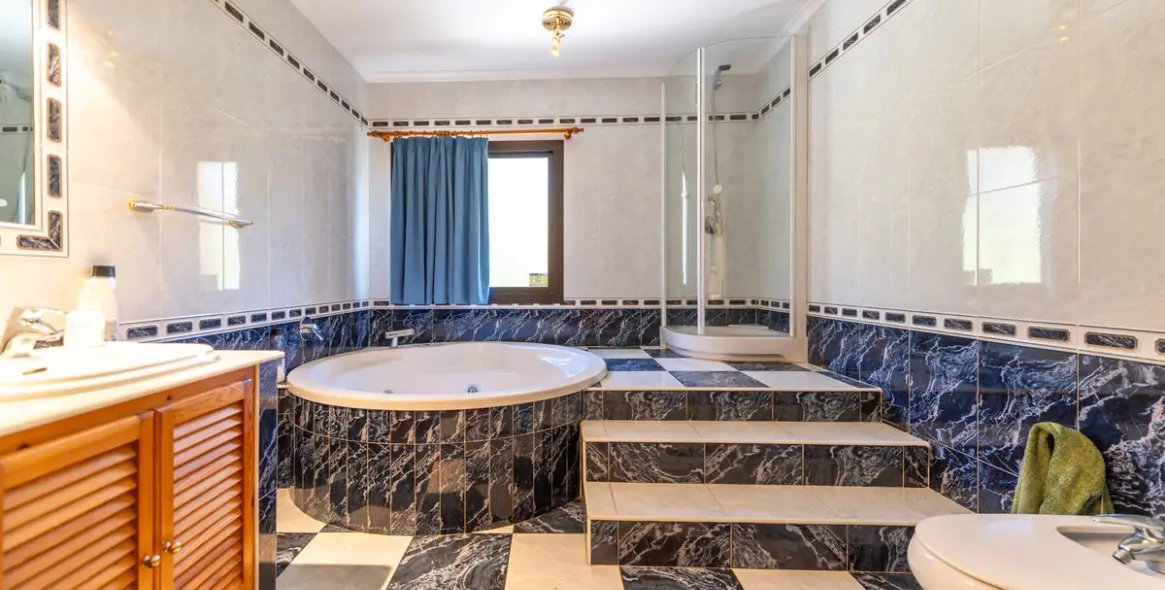 Продажа  отдельно стоящей виллы в Las Chapas 20