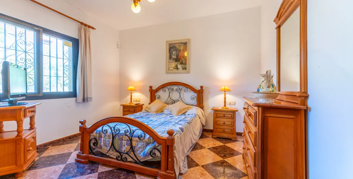 Продажа  отдельно стоящей виллы в Las Chapas 23