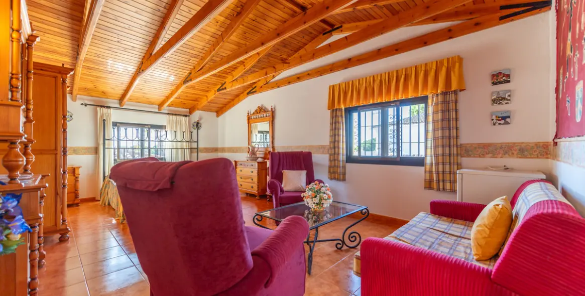 Продажа  отдельно стоящей виллы в Las Chapas 35