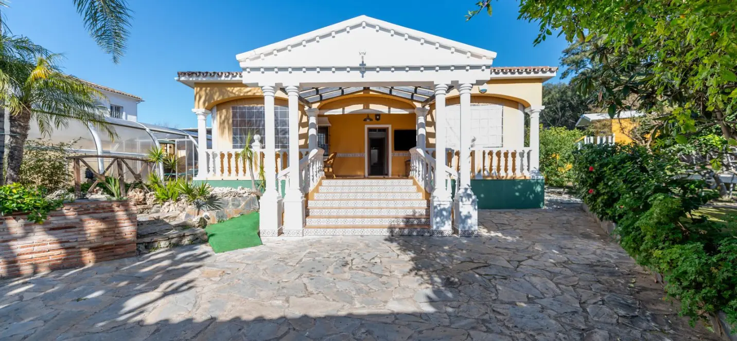 Sale of detached villa in Las Chapas 0