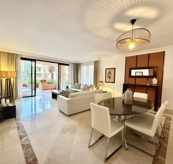 Venta de apartamento en planta baja en San Pedro de Alcántara