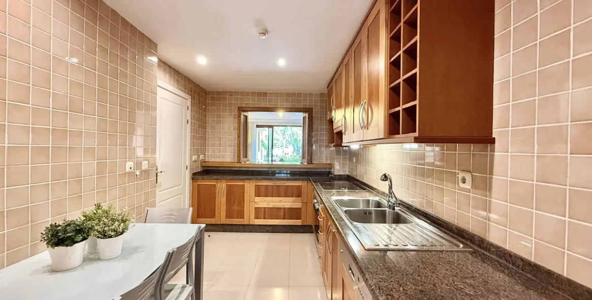 Venta de apartamento en planta baja en San Pedro de Alcántara 3