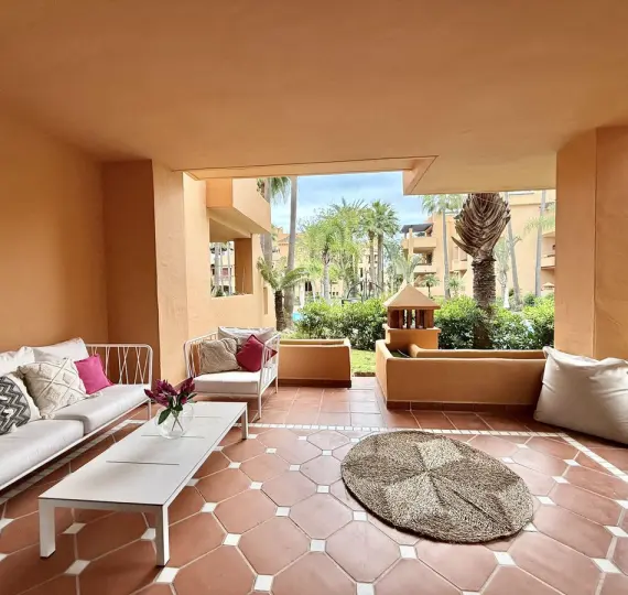 Venta de apartamento en planta baja en San Pedro de Alcántara