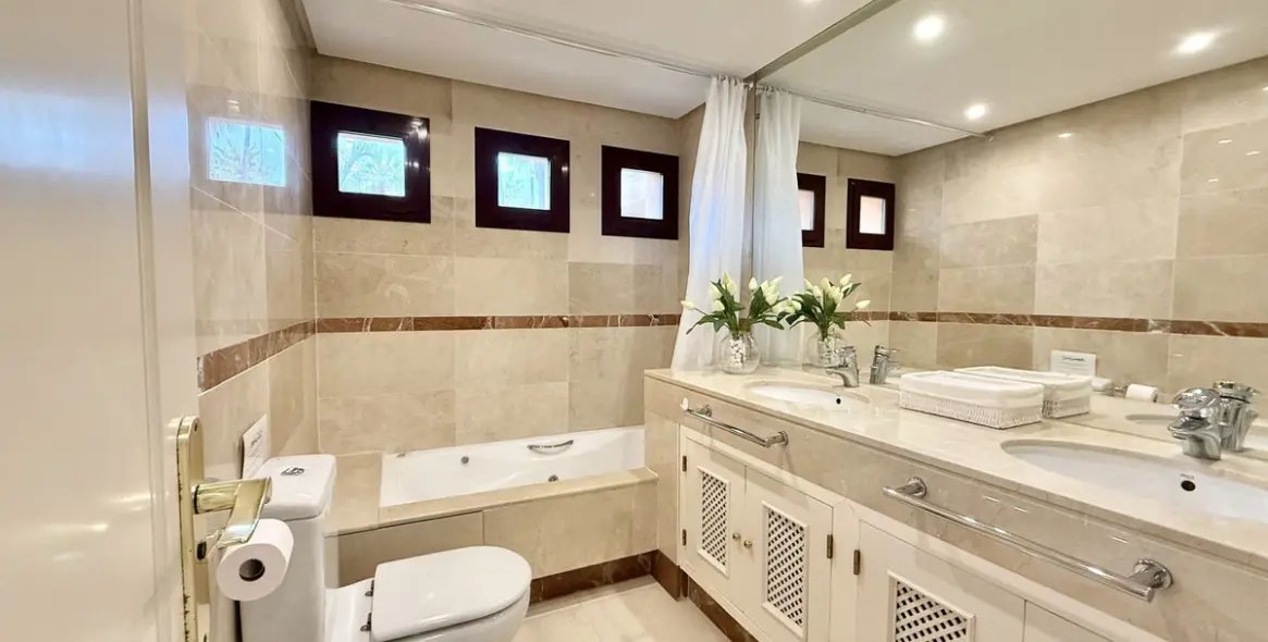 Venta de apartamento en planta baja en San Pedro de Alcántara 15