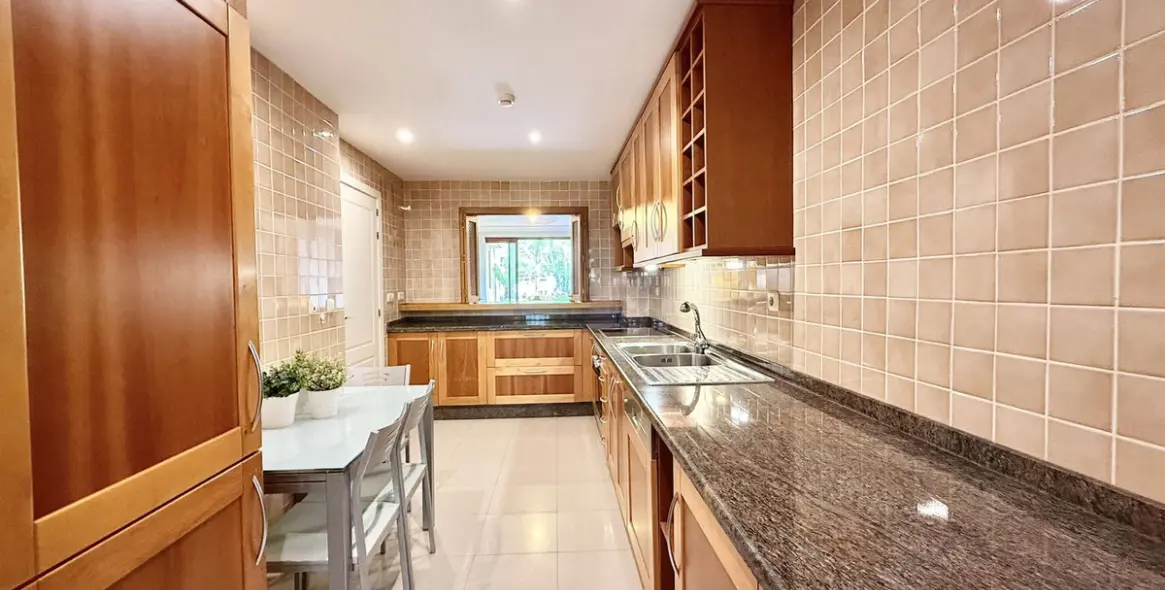 Venta de apartamento en planta baja en San Pedro de Alcántara 10