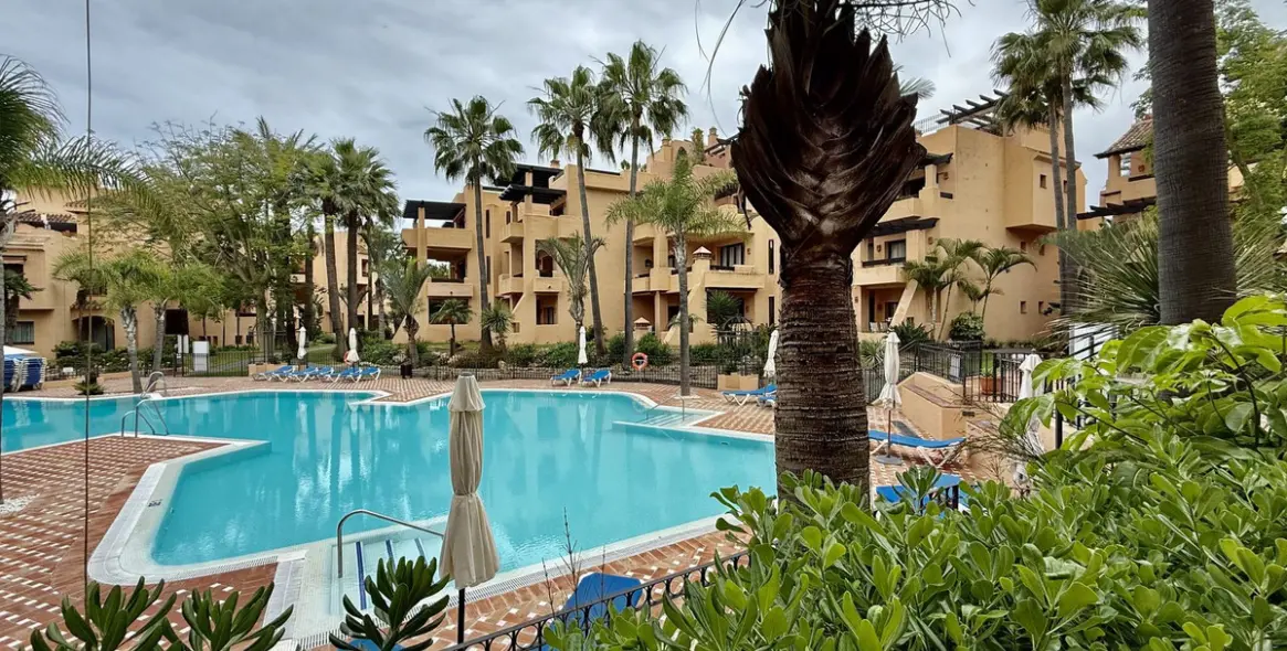 Venta de apartamento en planta baja en San Pedro de Alcántara 24