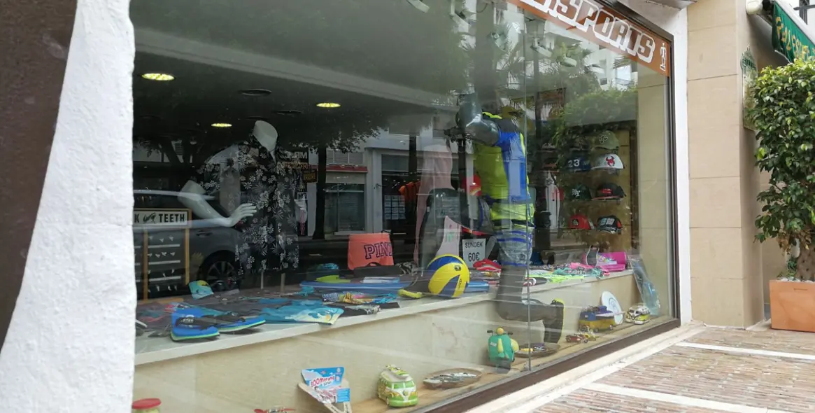 Sale of shop in Puerto Banús 3