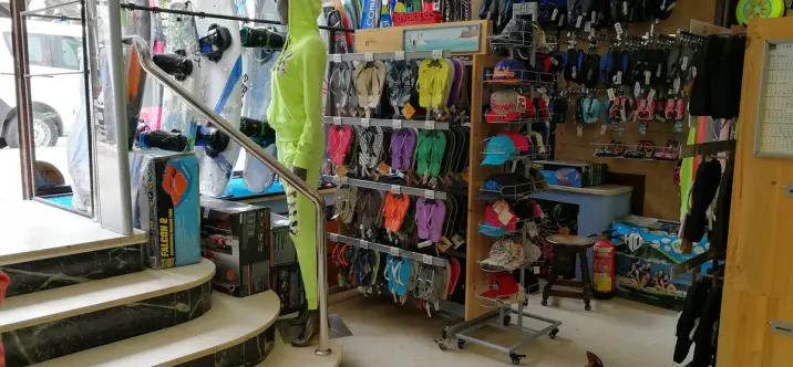 Sale of shop in Puerto Banús 3