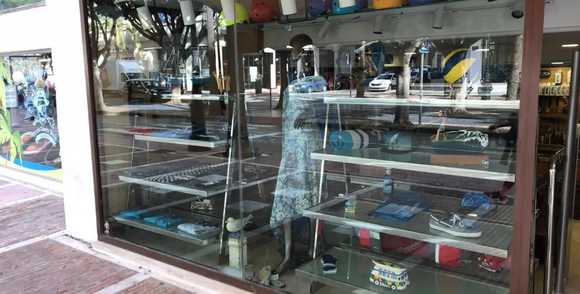 Sale of shop in Puerto Banús 11