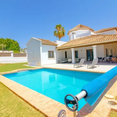 Sale of detached villa in El Paraiso