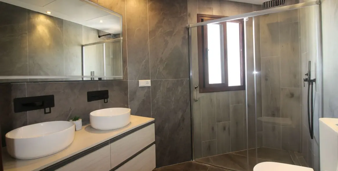 Sale of detached villa in El Paraiso 5