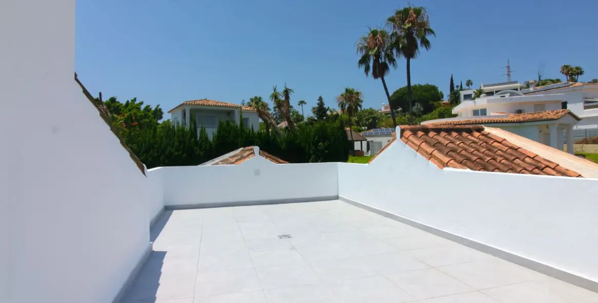 Sale of detached villa in El Paraiso 7