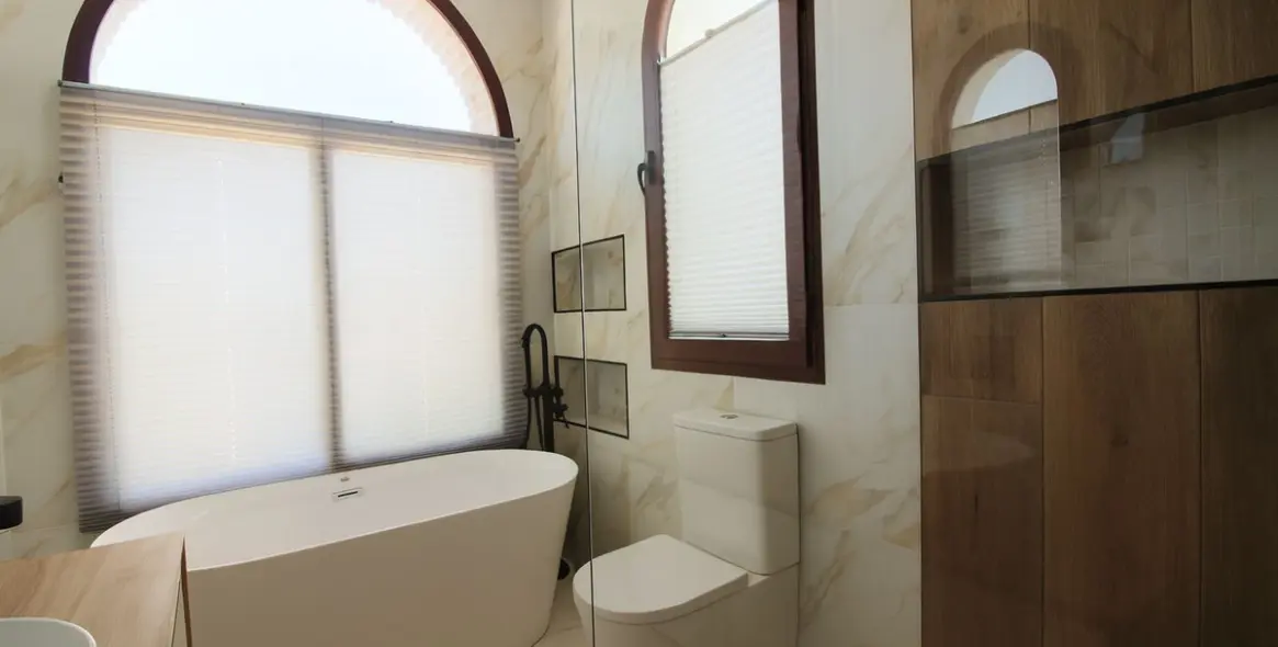 Sale of detached villa in El Paraiso 10