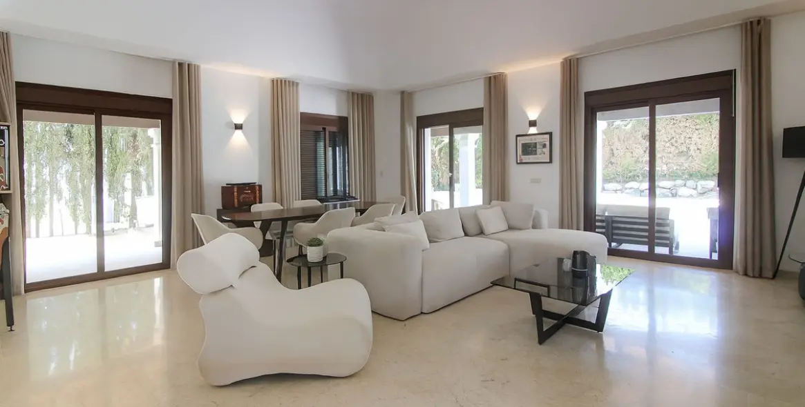 Sale of detached villa in El Paraiso 12