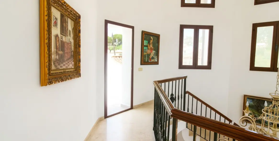Sale of detached villa in El Paraiso 15