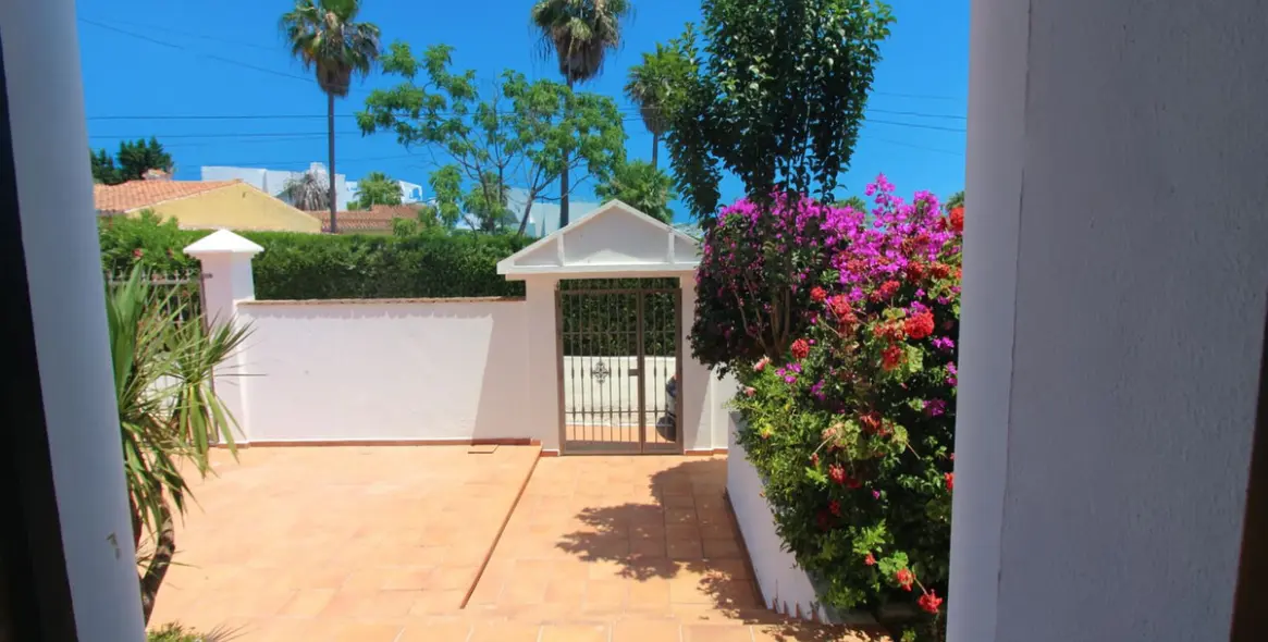Sale of detached villa in El Paraiso 16