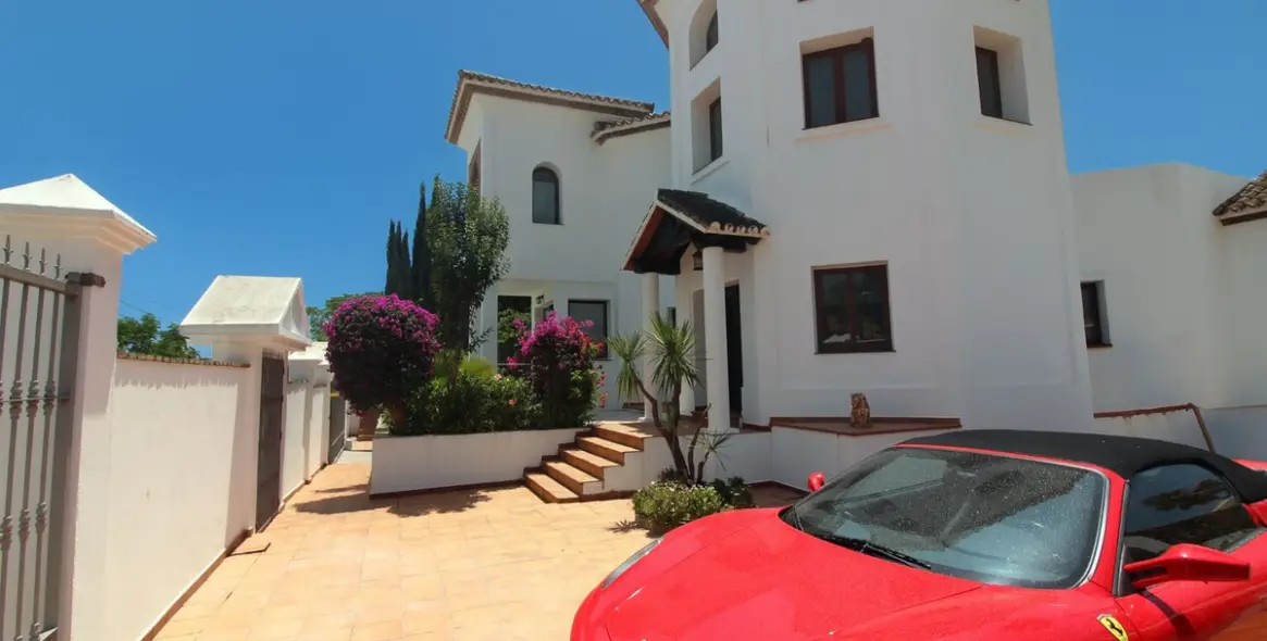 Sale of detached villa in El Paraiso 17