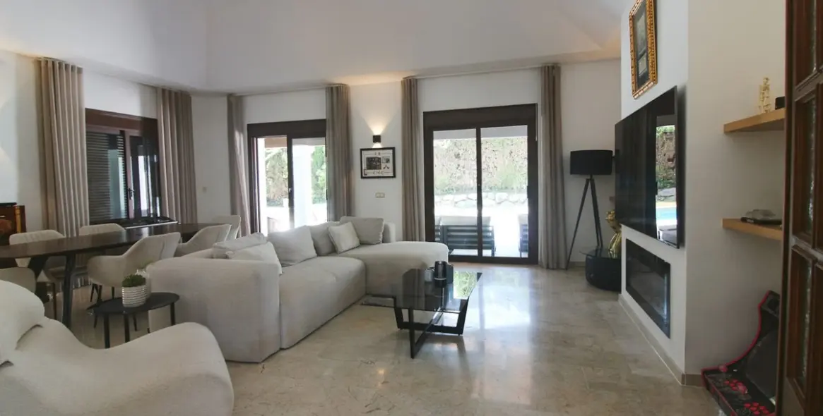 Sale of detached villa in El Paraiso 18