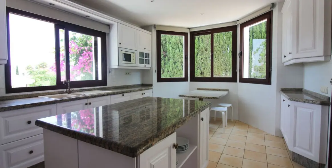 Sale of detached villa in El Paraiso 19