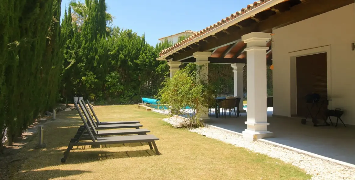 Sale of detached villa in El Paraiso 22