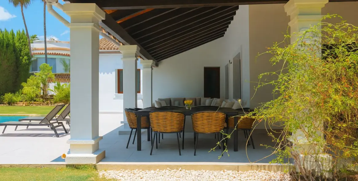 Sale of detached villa in El Paraiso 24