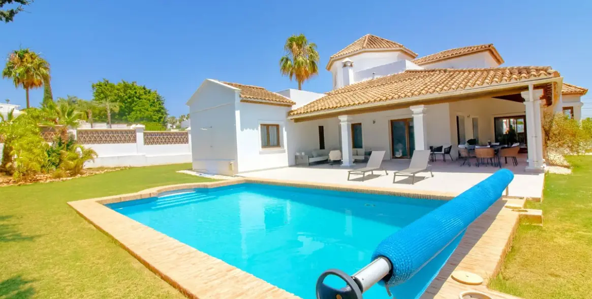 Sale of detached villa in El Paraiso 25