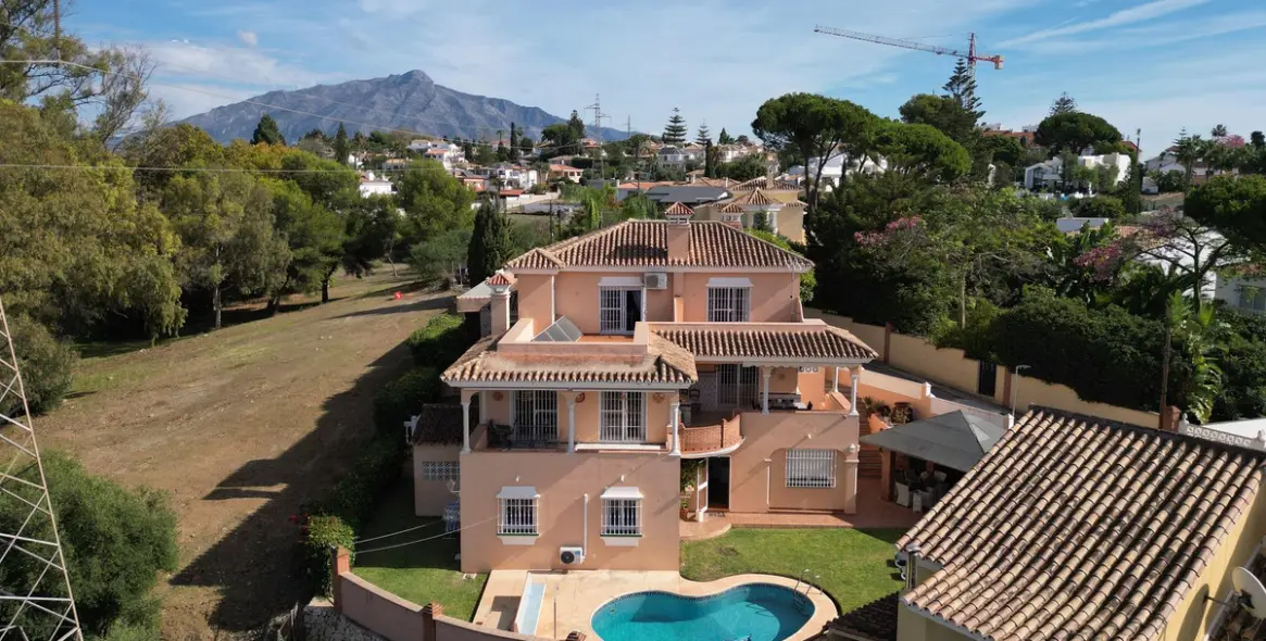 Sale of detached villa in San Pedro de Alcántara 3
