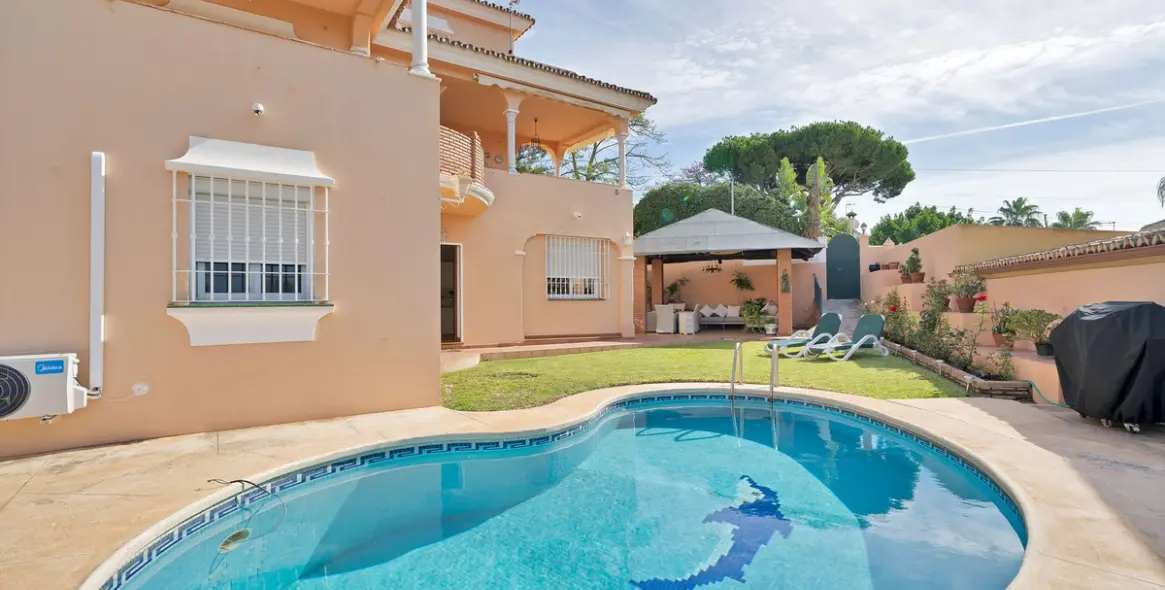 Venta de villa independiente en San Pedro de Alcántara 55