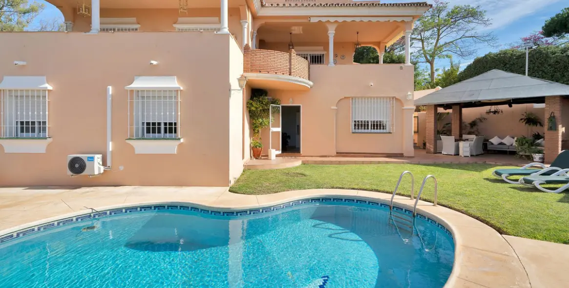 Venta de villa independiente en San Pedro de Alcántara 56