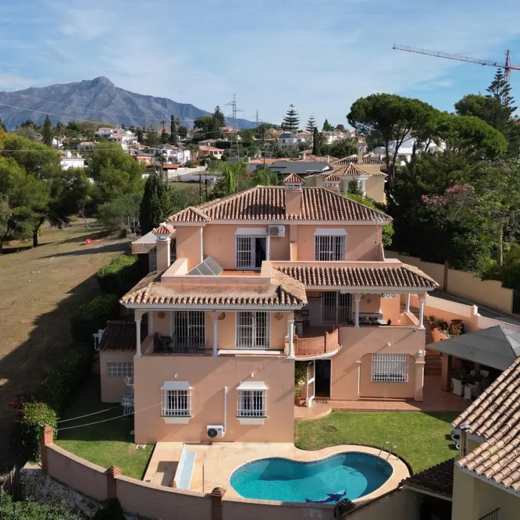 Продажа  отдельно стоящей виллы в San Pedro de Alcántara