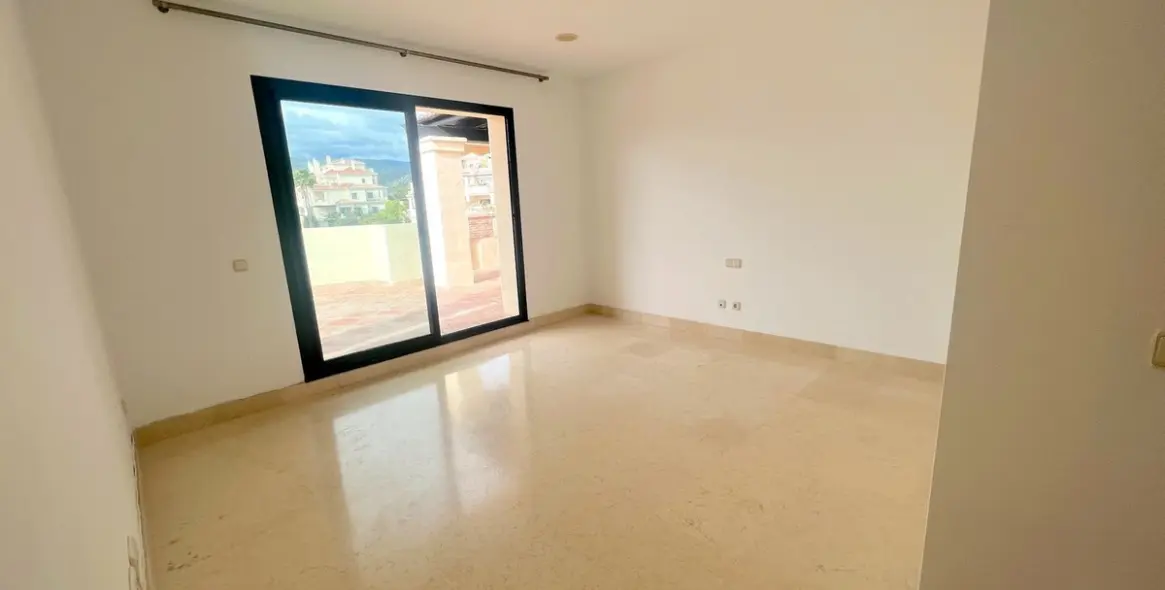 Long-term rent of penthouse duplex in Benahavís 11