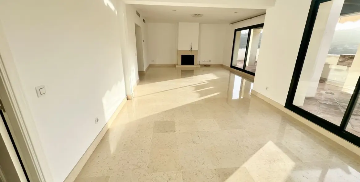 Long-term rent of penthouse duplex in Benahavís 14