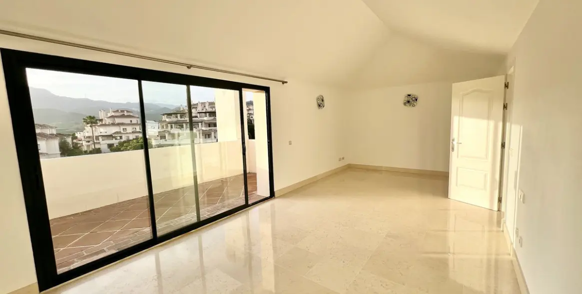 Long-term rent of penthouse duplex in Benahavís 19