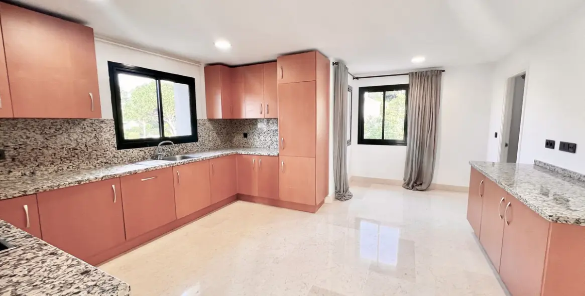 Долгосрочная аренда двухуровневого пентхауса в Benahavís 21