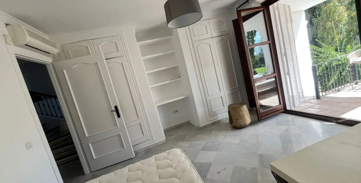 Sale of detached villa in Guadalmina Alta 12