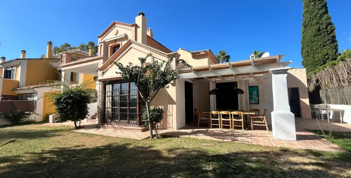 Sale of detached villa in Guadalmina Alta 17