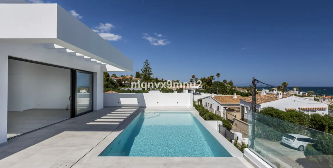 Sale of detached villa in El Chaparral 2