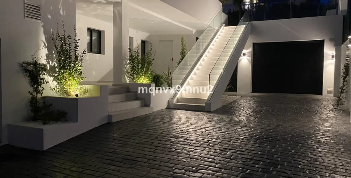 Sale of detached villa in El Chaparral 4