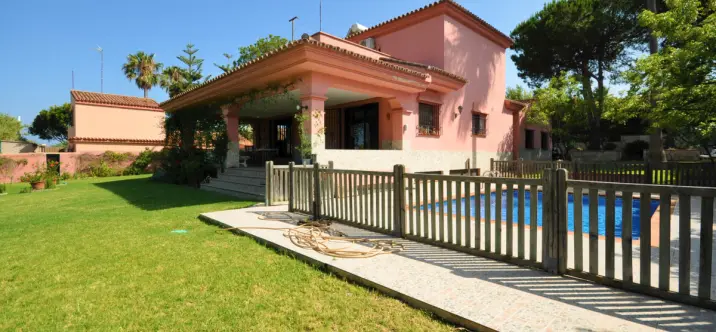 Продажа  отдельно стоящей виллы в Casares Playa 0