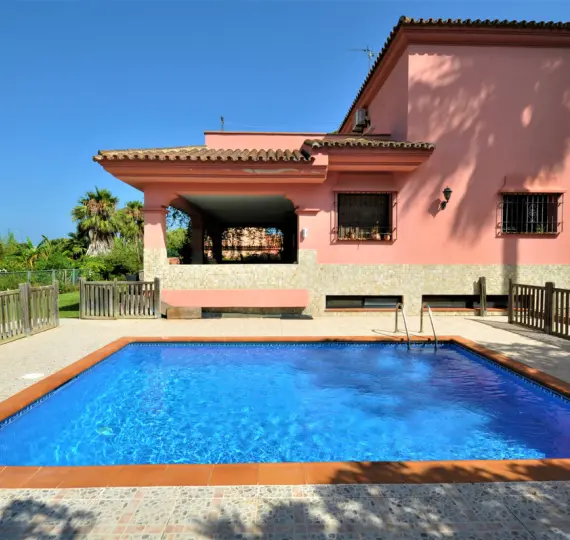 Продажа  отдельно стоящей виллы в Casares Playa