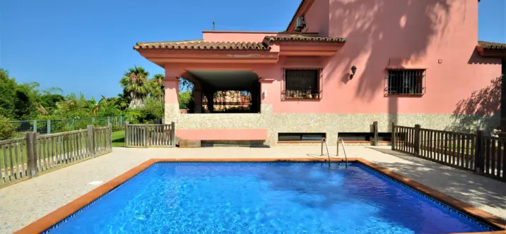 Продажа  отдельно стоящей виллы в Casares Playa 1