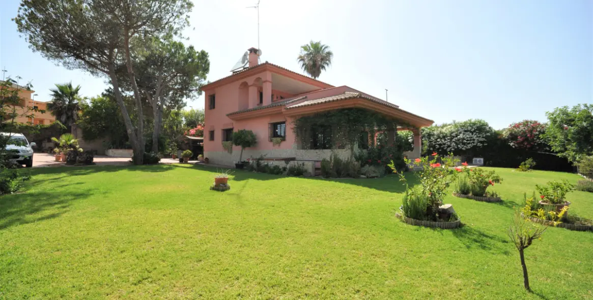 Продажа  отдельно стоящей виллы в Casares Playa 3