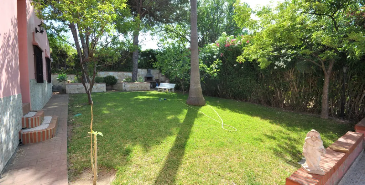 Продажа  отдельно стоящей виллы в Casares Playa 10