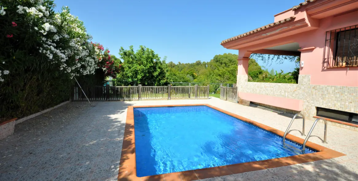 Продажа  отдельно стоящей виллы в Casares Playa 11