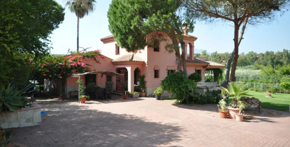 Продажа  отдельно стоящей виллы в Casares Playa 13