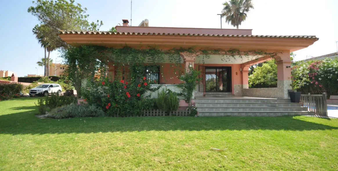 Продажа  отдельно стоящей виллы в Casares Playa 14